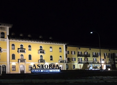 grand-hotel-astoria-night
