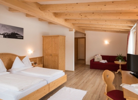 82a90c3e65017cd81271b11dd2ae8a645511b480-zimmer1-superior-dolomiten