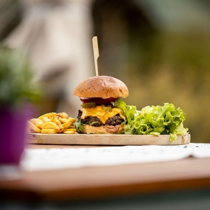 holimo-hotel-w-gorach-z-basenem-restauracja-sloneczny-taras-menu-burger