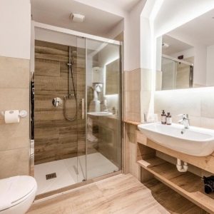 810974949