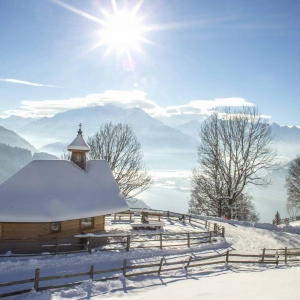 winter-verschneite-kapelle-am-berg