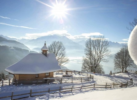 winter-verschneite-kapelle-am-berg