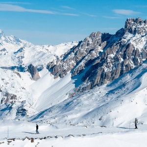 Two-skiers-between-Orelle-and-Val-Thorens-in-the-French-Alps-22784