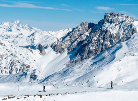 Two-skiers-between-Orelle-and-Val-Thorens-in-the-French-Alps-22784